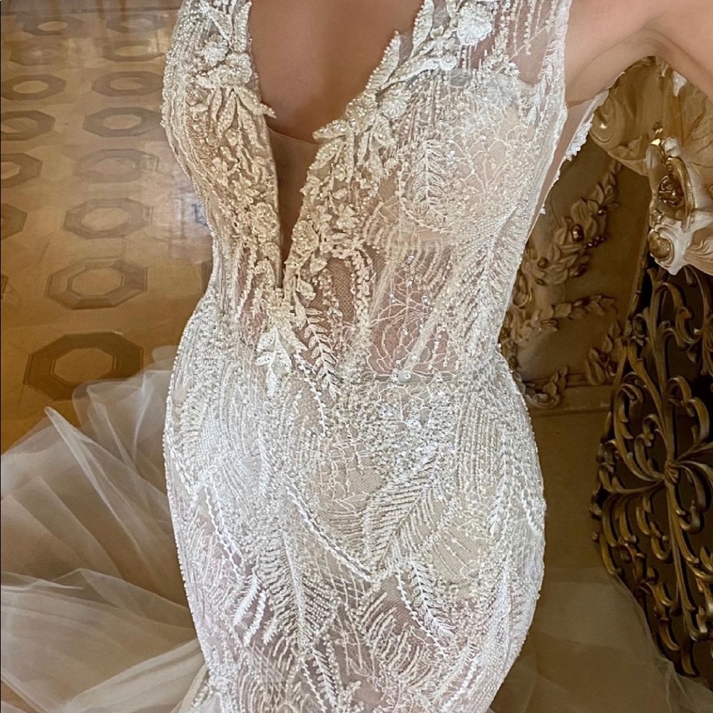 Wedding dress badgley mischka size 8 worn once no alterations